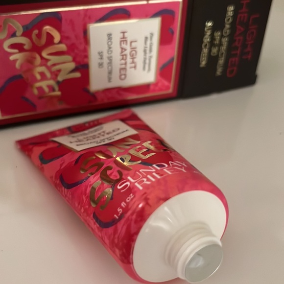 💕NWT Sunday Riley Light Hearted SPF 30 Sunscreen - Picture 2 of 2
